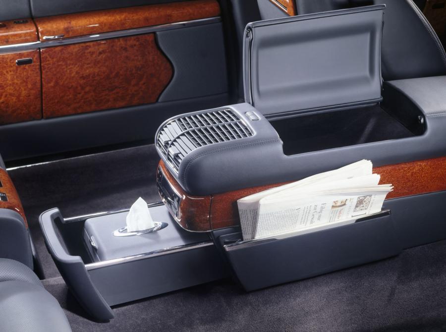Детали интерьера Maybach 62 (V240) 2002 года  (фото 75 из 248)